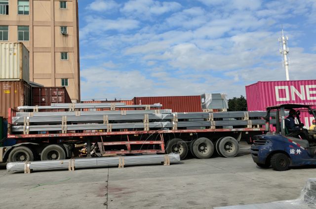 ການປັບປຸງການຂົນສົ່ງ Topfencesolar: ZAM Steel Ground Mounting Structures ສົ່ງໄປເກົາຫລີຈາກໂຮງງານ Xiamen